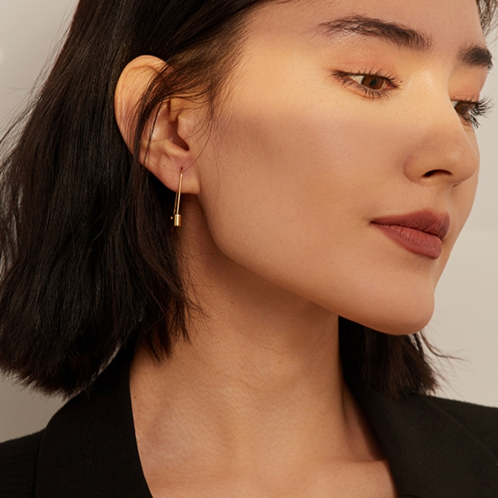 Chic Lock Hoop Earrings - Picture 6 of 7